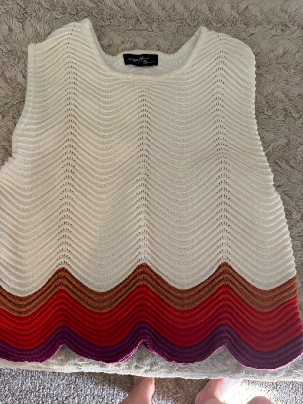 Sleeveless sweater tank with Wave Hem